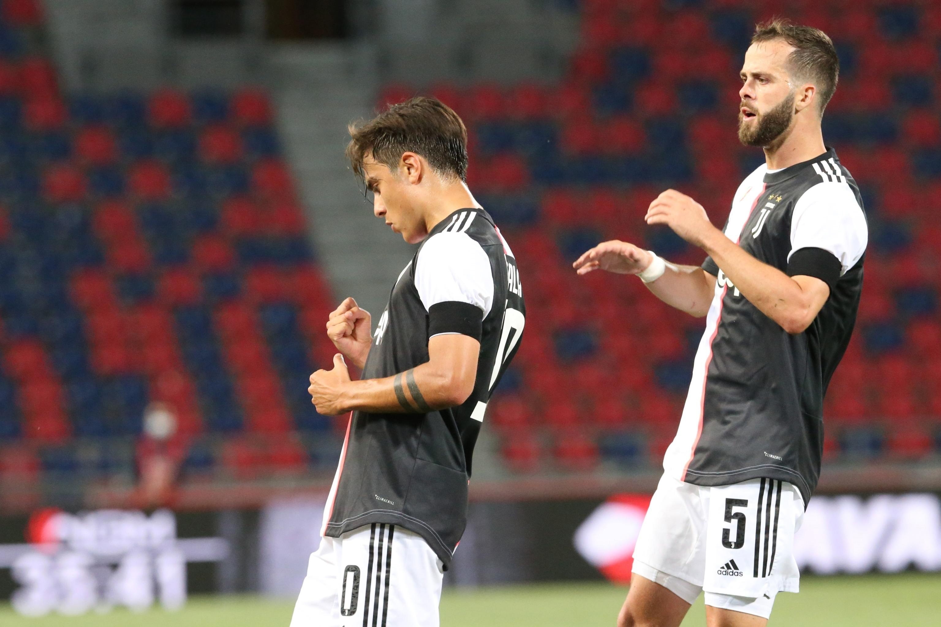 Dybala (D) celebra con su compañero de equipo Miralem Pjanic. EFE / EPA / GIORGIO BENVENUTI