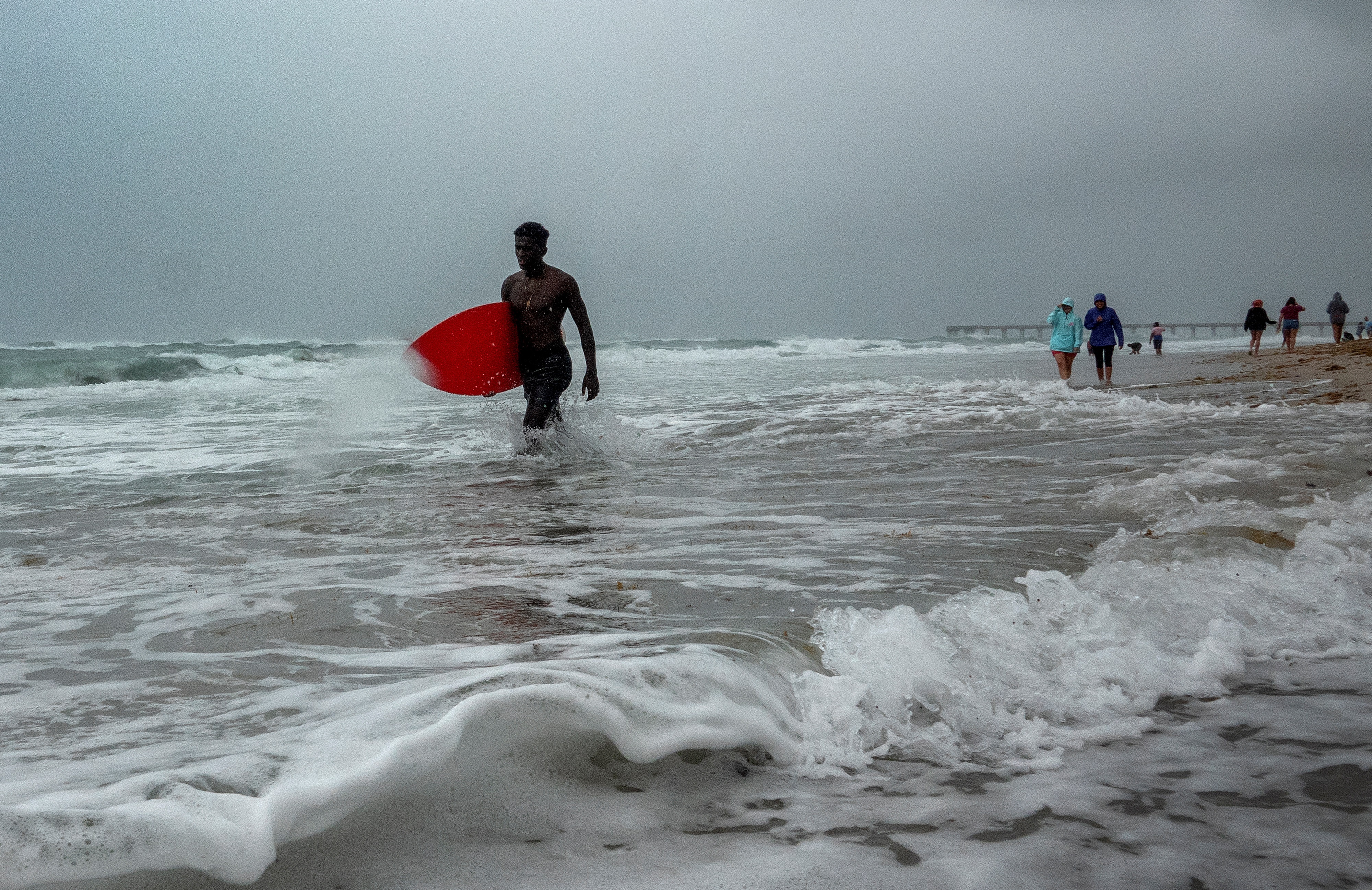 Juno Beach (United States), 02/08/2020.- Beachgoers walk alongside Juno Beach Pier in Juno Beach, Florida, EFE/EPA/CRISTOBAL HERRERA-ULASHKEVICH