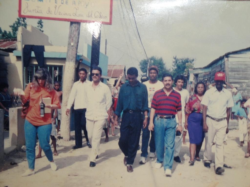 En 1993, Andrés Mañón junto al periodista Luis José Chávez y el productor de televisión Roberto Salcedo