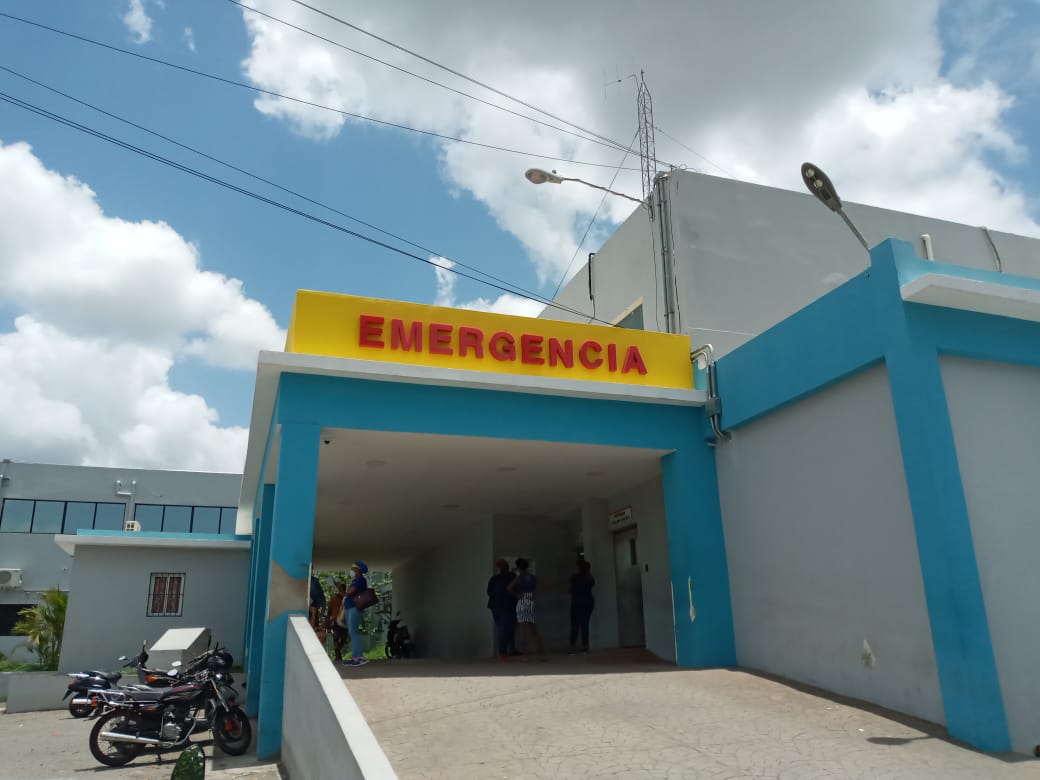 Patricia Báez. Entrada de la Emergencia del hospital de Baní