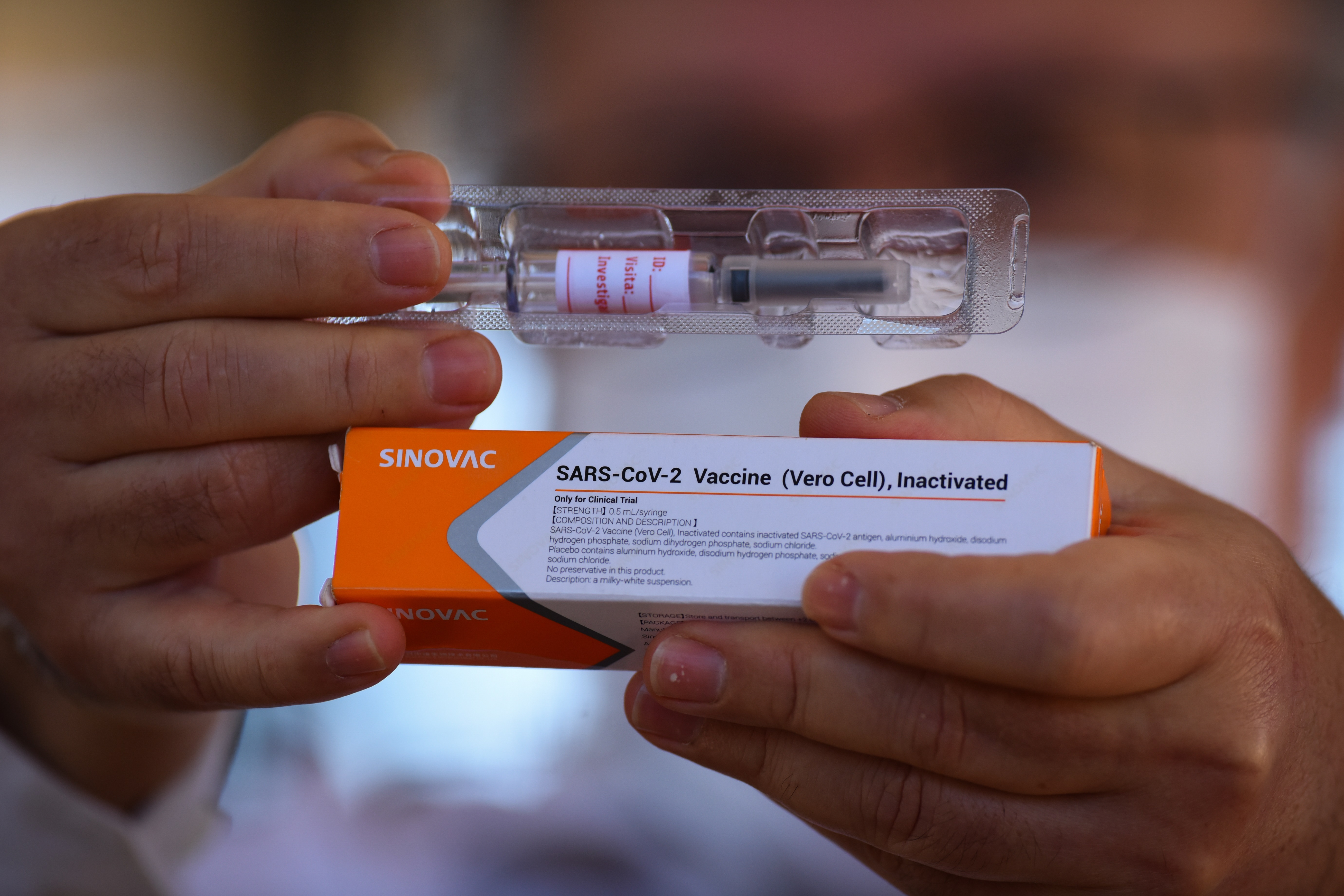 Vista de una dosis de la vacuna de Sinovac contra el coronavirus, en fase tres de prueba, el 5 de agosto de 2020, en el Hospital Universitario de Brasilia (Brasil). EFE/Andre Borges