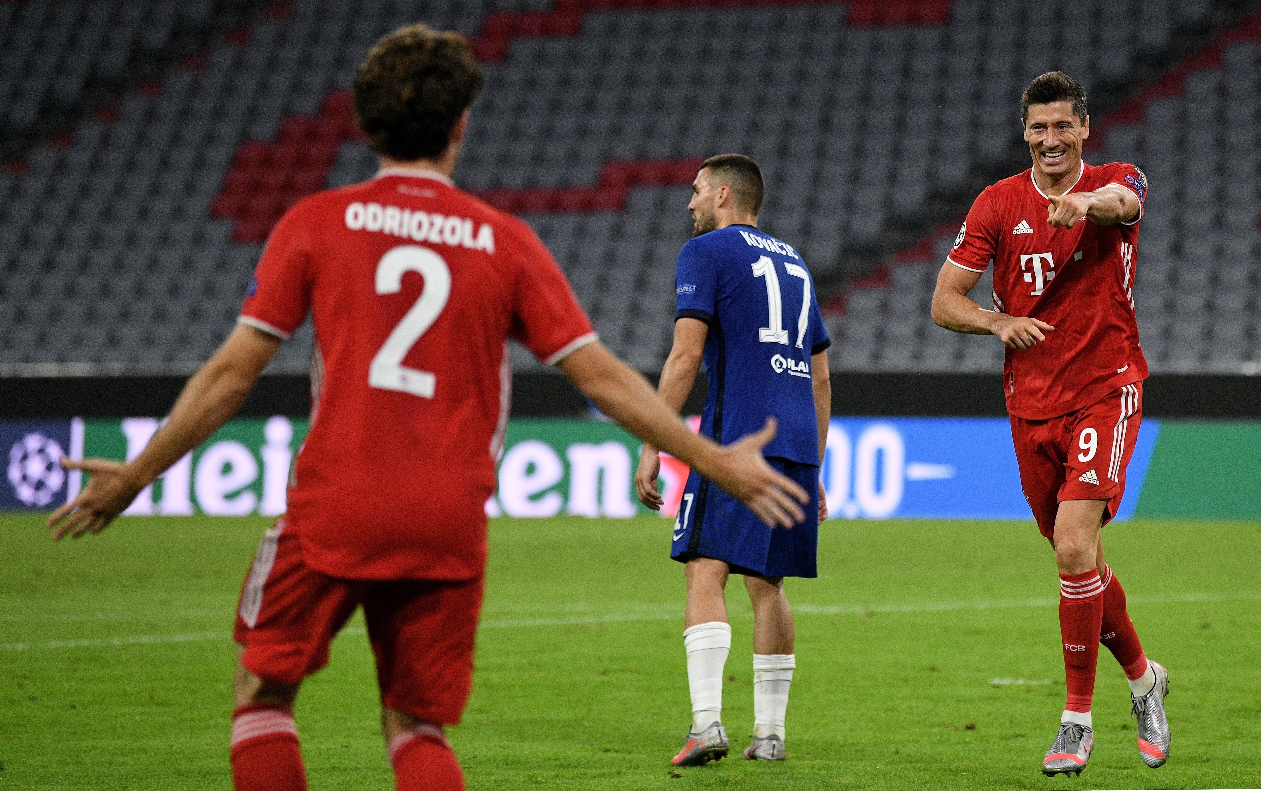 Bayern's Robert Lewandowski (R) celebrates scoring the 4-1 lead with Alvaro Odriozola. EFE/EPA/PHILIPP GUELLAND
