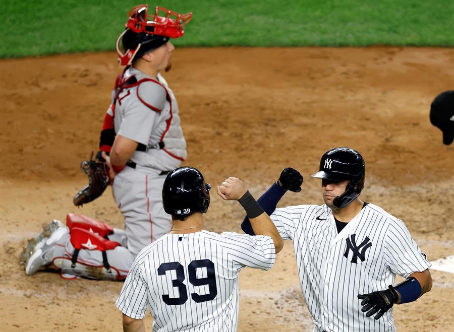 Gary Sánchez (R), celebra su jonrón de dos carreras en el plato de home con su compañero de equipo, el jardinero central de los Yankees de Nueva York, Mike Tauchman (L), frente al lanzador abridor de los Medias Rojas de Boston, Nathan Eovaldi (no en la foto) en la cuarta entrada durante una MLB partido en el Yankee Stadium del Bronx, Nueva York, EE.UU., 15 de agosto de 2020. (Estados Unidos, Nueva York) EFE / EPA / JASON SZENES