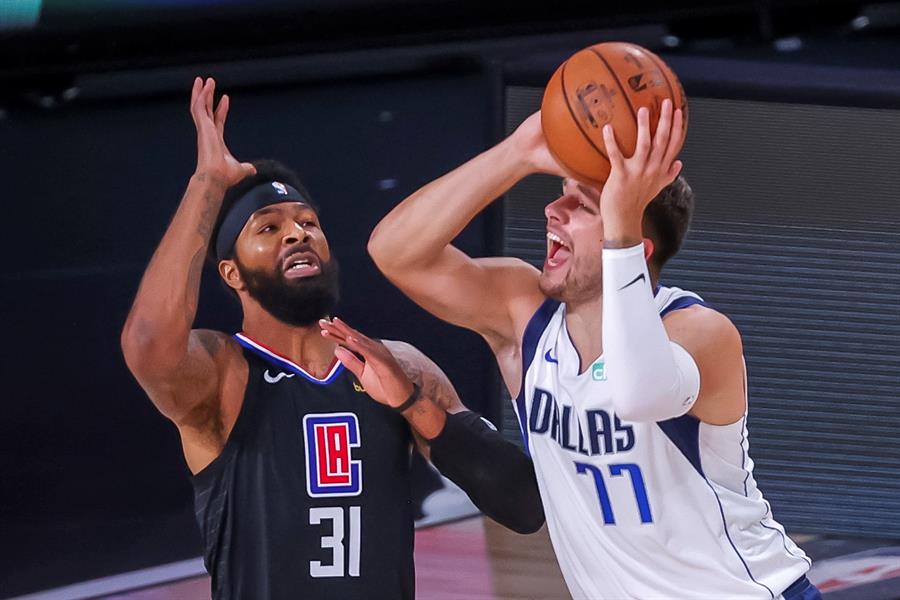 Doncic con la pelota en acción contra Los Angeles Clippers. Enfrenta a Marcus Morris Sr. Florida, USA, 30 de agosto de 2020. EFE / EPA / JOHN G. MABANGLO