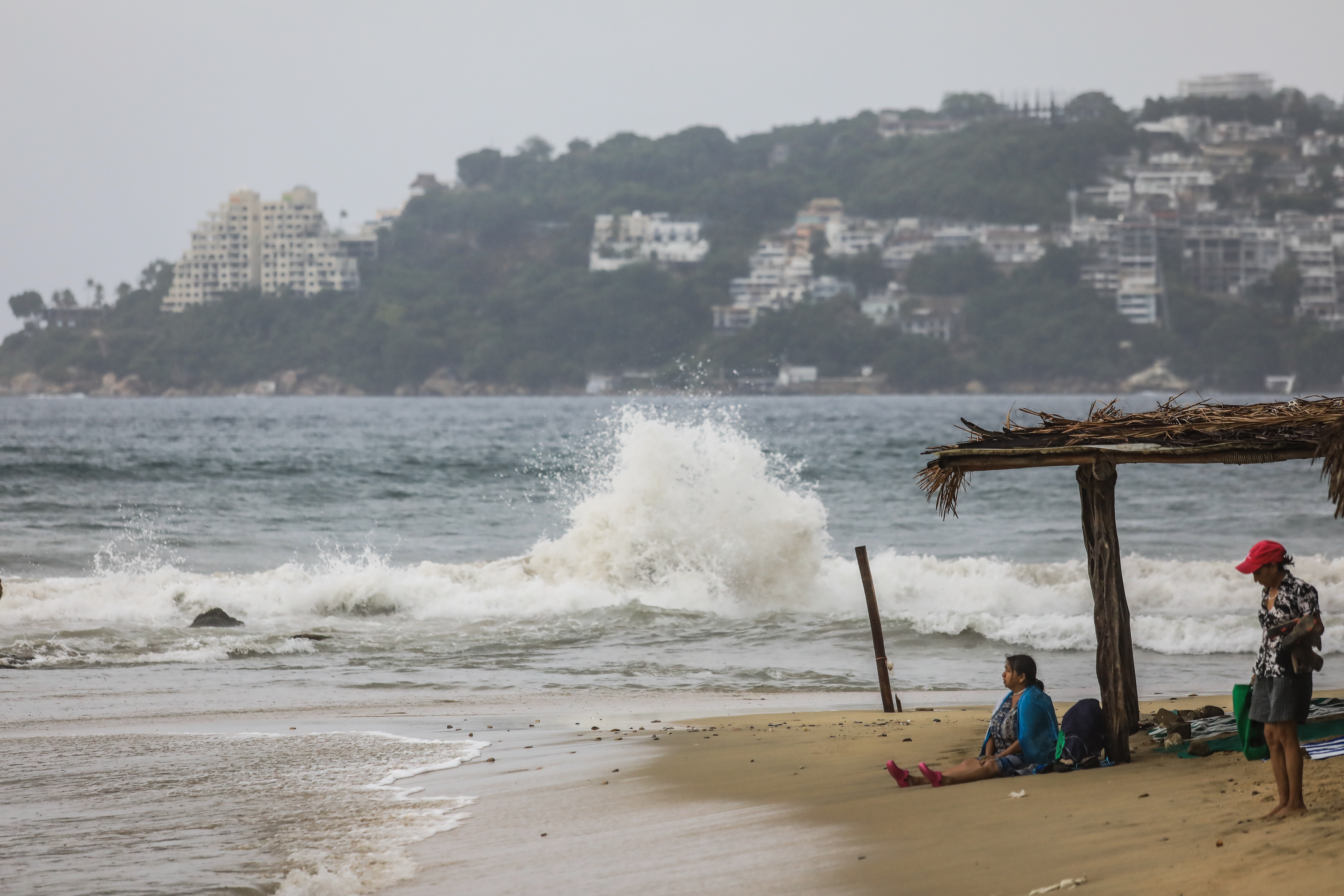 17/08/2020.- Vista general de una playa, hoy en el balneario de Acapulco, en el estado de Guerrero (México). La tormenta tropical Genevieve se intensificó este lunes a huracán categoría 1 en el Pacifico mexicano y se esperan lluvias intensas en los estados de Colima, Guerrero, Jalisco, Michoacán y Oaxaca, informó el Servicio Meteorológico Nacional (SMN). EFE/David Guzmán
