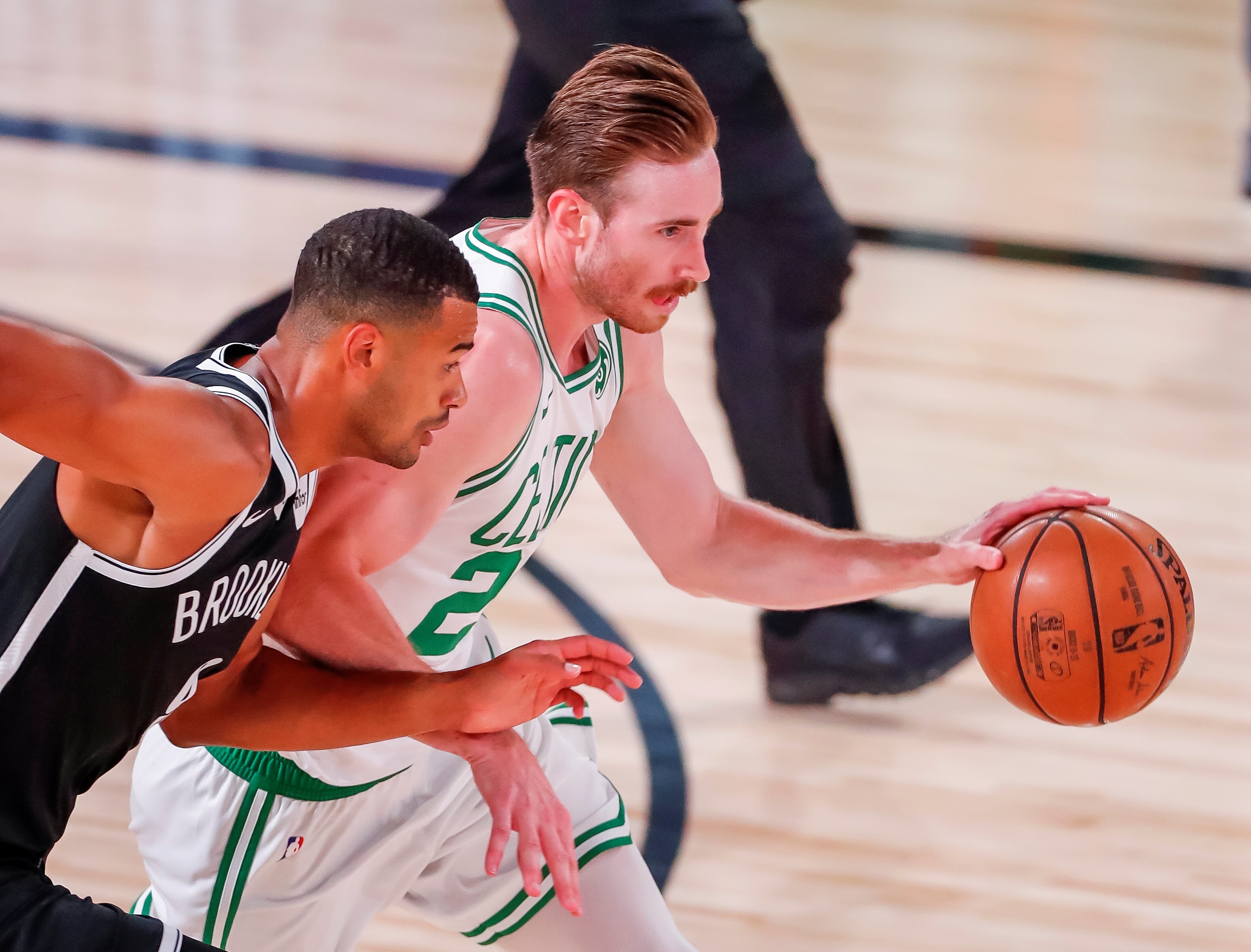 Kissimmee (United States), 06/08/2020.- Boston Celtics forward Gordon Hayward (R) in action against Brooklyn Nets guard Timothe Luwawu-Cabarrot. EFE/EPA/ERIK S. LESSER SHUTTERSTOCK OUT