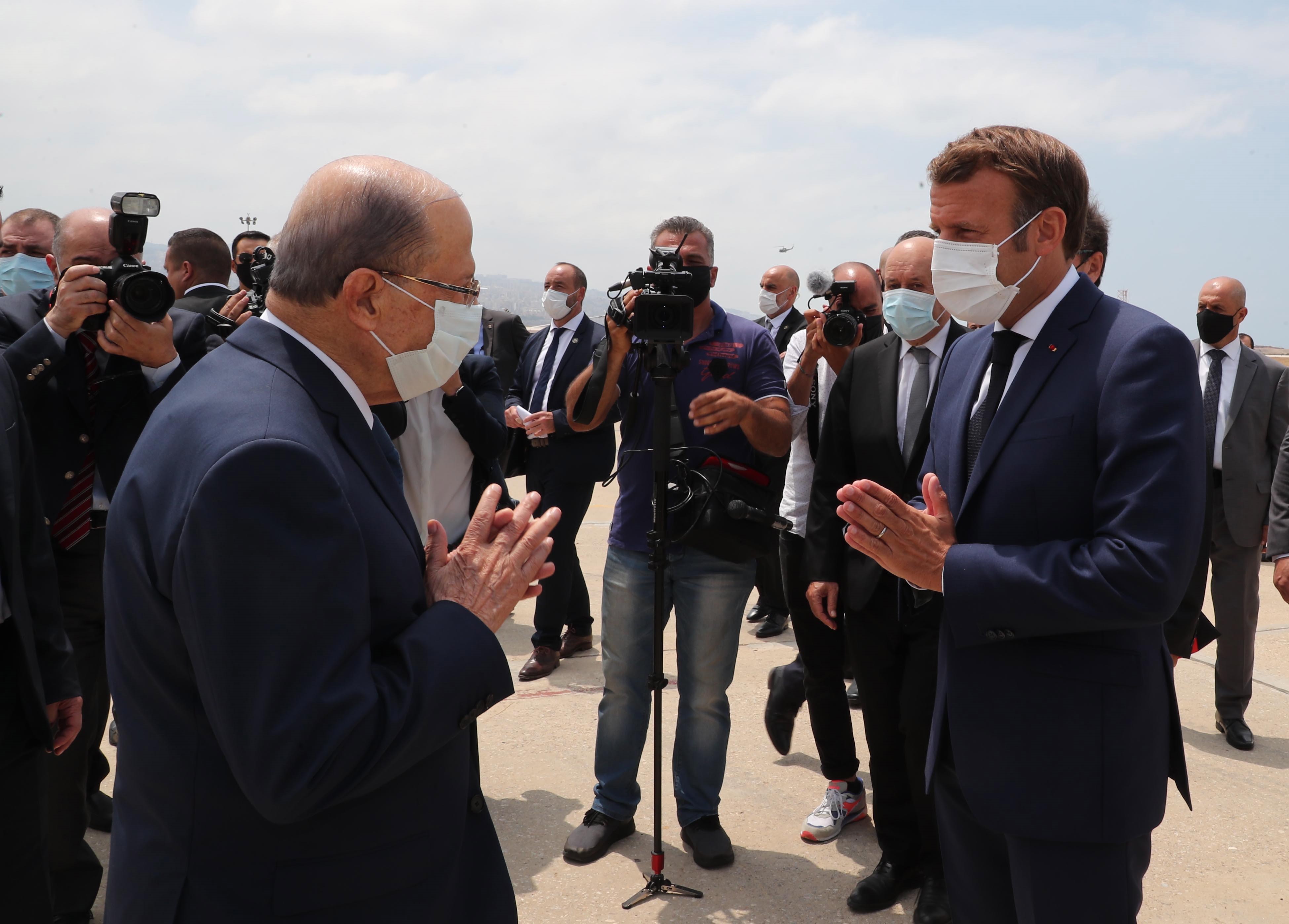Beirut (Lebanon), 06/08/2020.- French President Emmanuel Macron (R) greeting his Lebanese counterpart Michel Aoun (L). EFE/EPA/DALATI NOHRA HANDOUT HANDOUT EDITORIAL USE ONLY/NO SALES