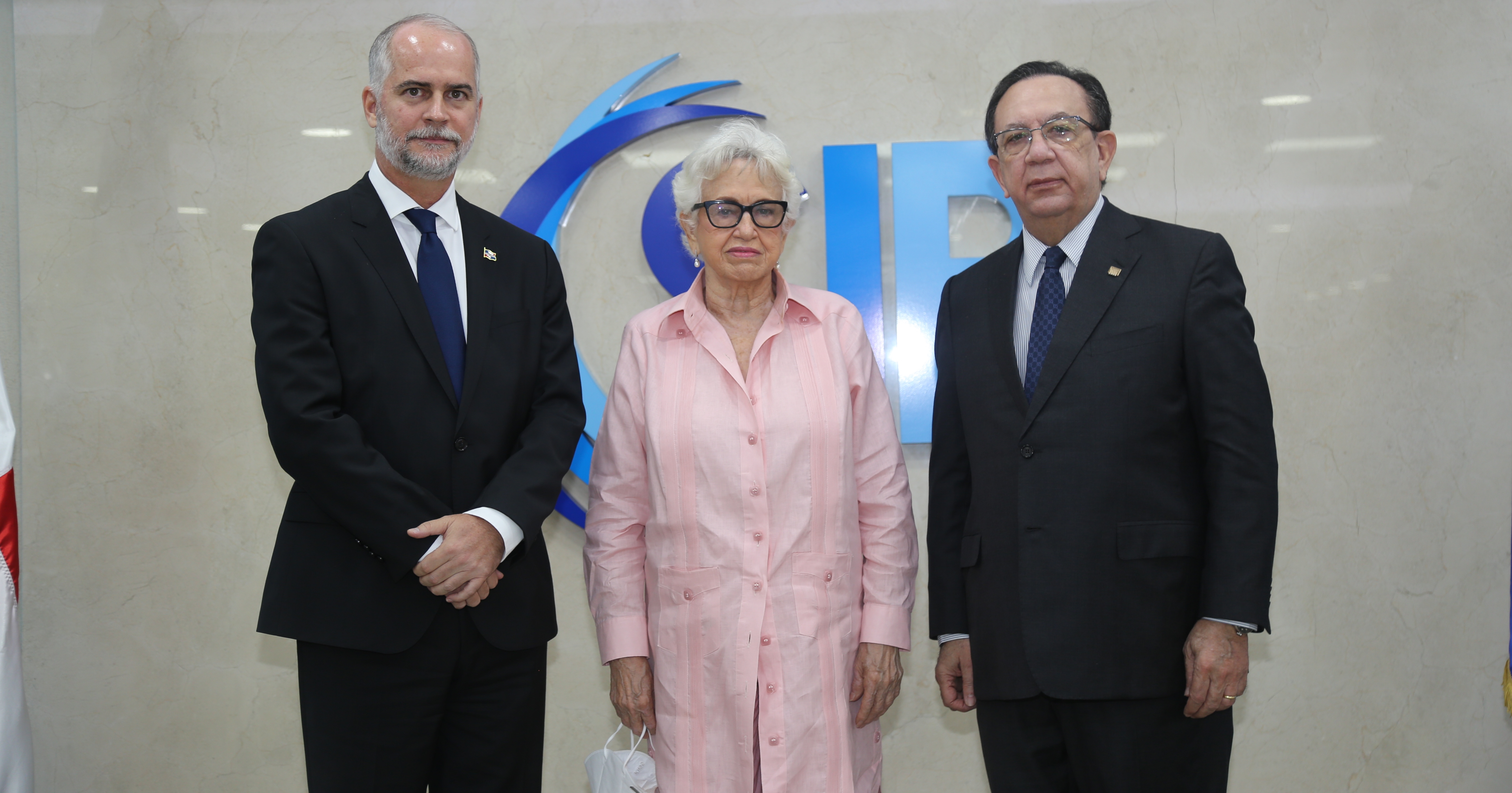 Alejandro Fernández W., Superintendente de Bancos; Milagros Ortiz Bosch, directora de Ética e Integridad, y Héctor Valdez Albizu, gobernador del Banco Central.