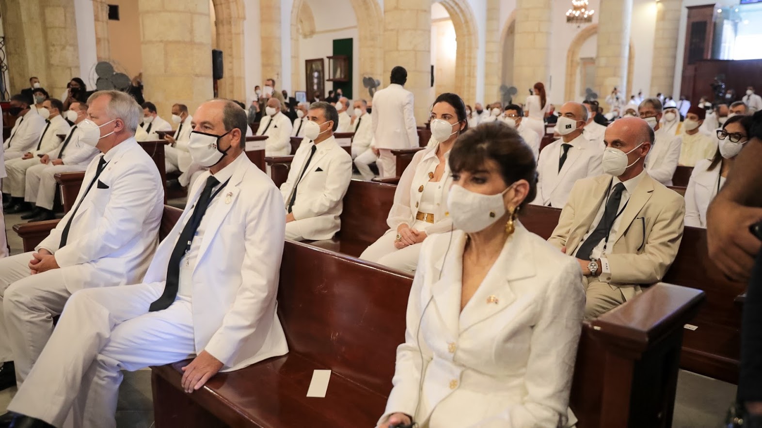 La Embajadora de Estados Unidos en República Dominicana, Robin S. Bernstein, adjunto a otros miembros diplomáticos, en el Te Deum en la Catedral.