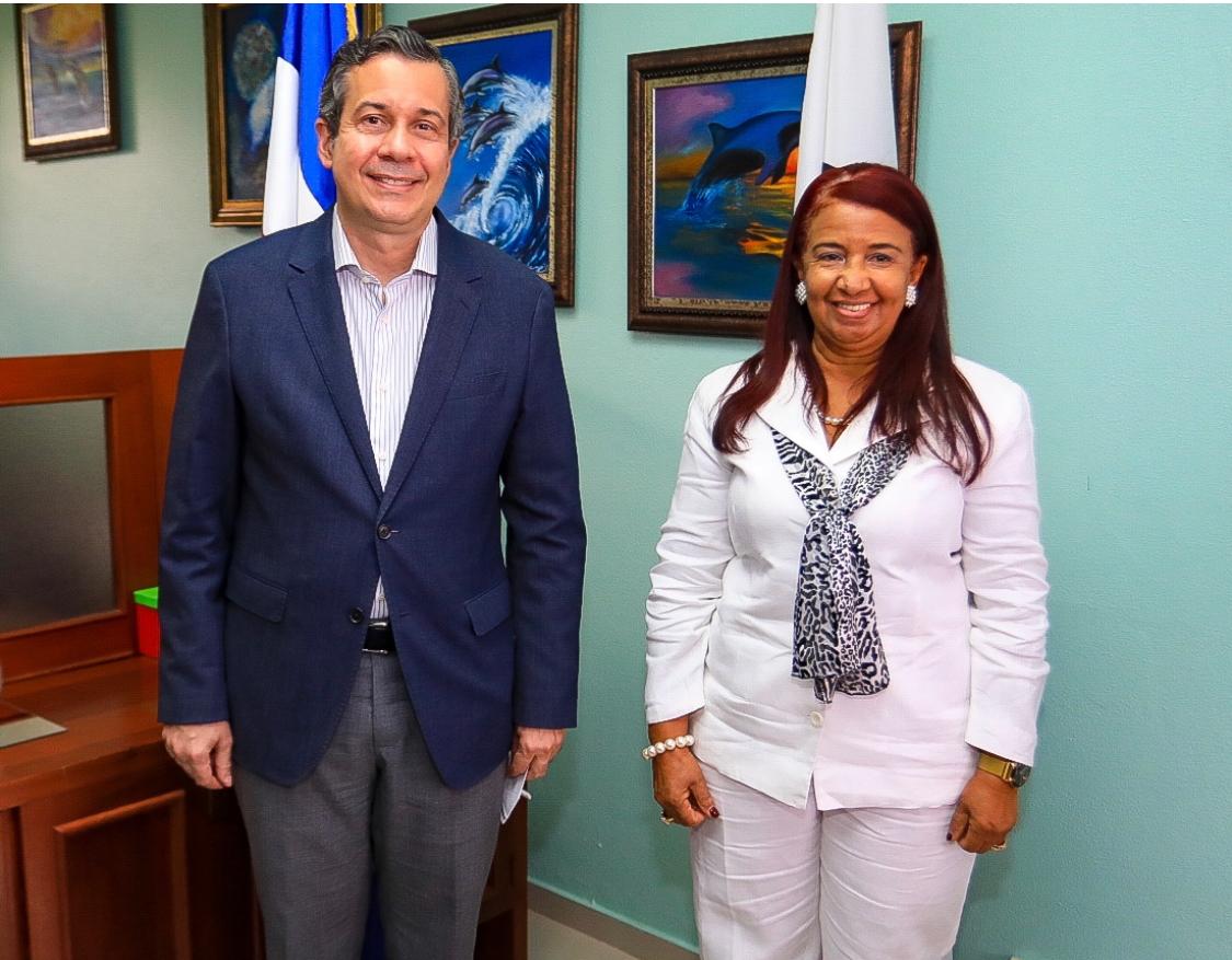 Ministro Orlando Jorge Mera y Wanda García, nueva directora.