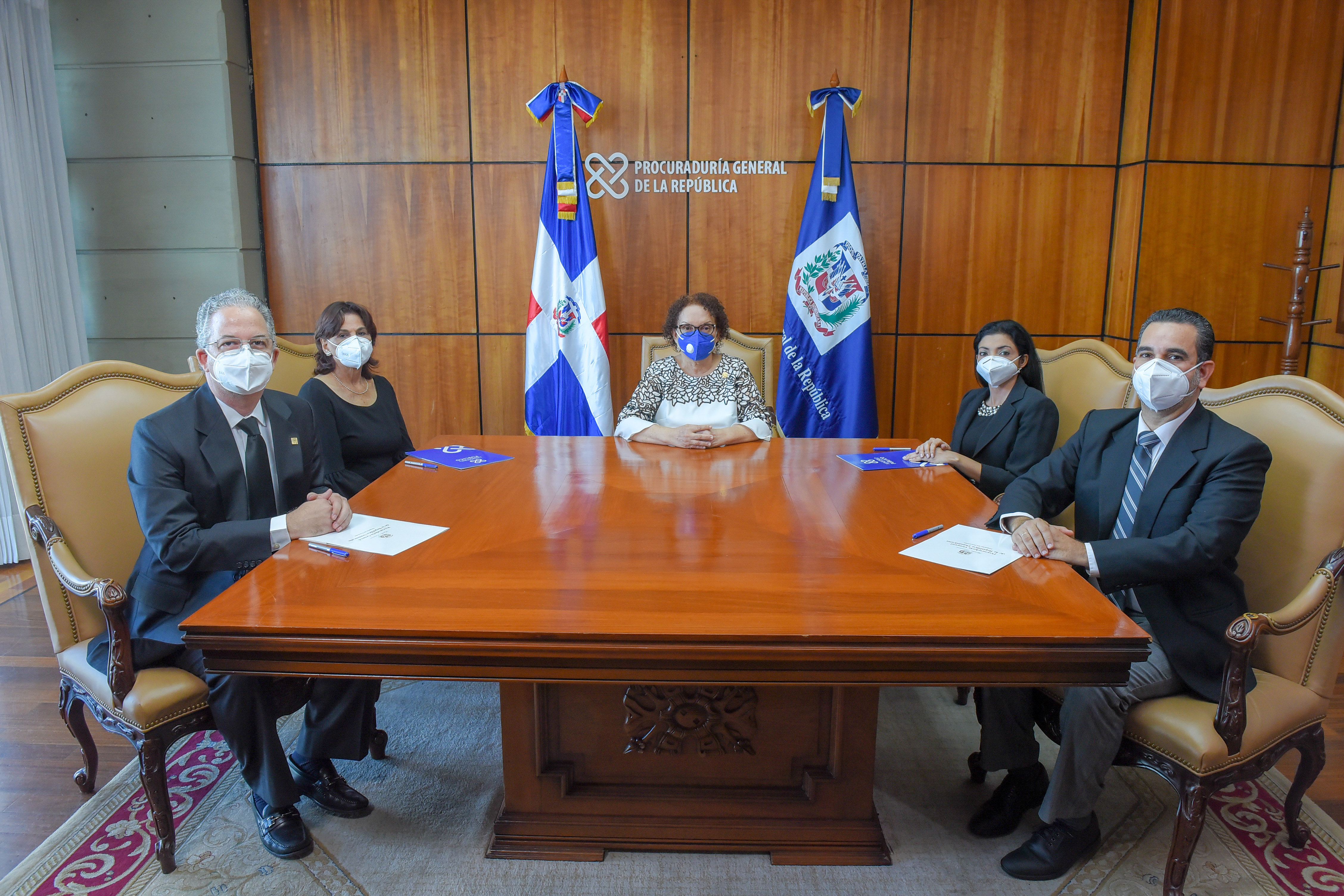 Miriam Germán Birto Procuradora General de la República, junto a su equipo de trabajo.