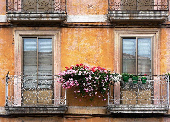 Antiguamente, los burdeles en España se señalizaban poniendo un ramo de flores. De ahí la palabra 'ramera'.