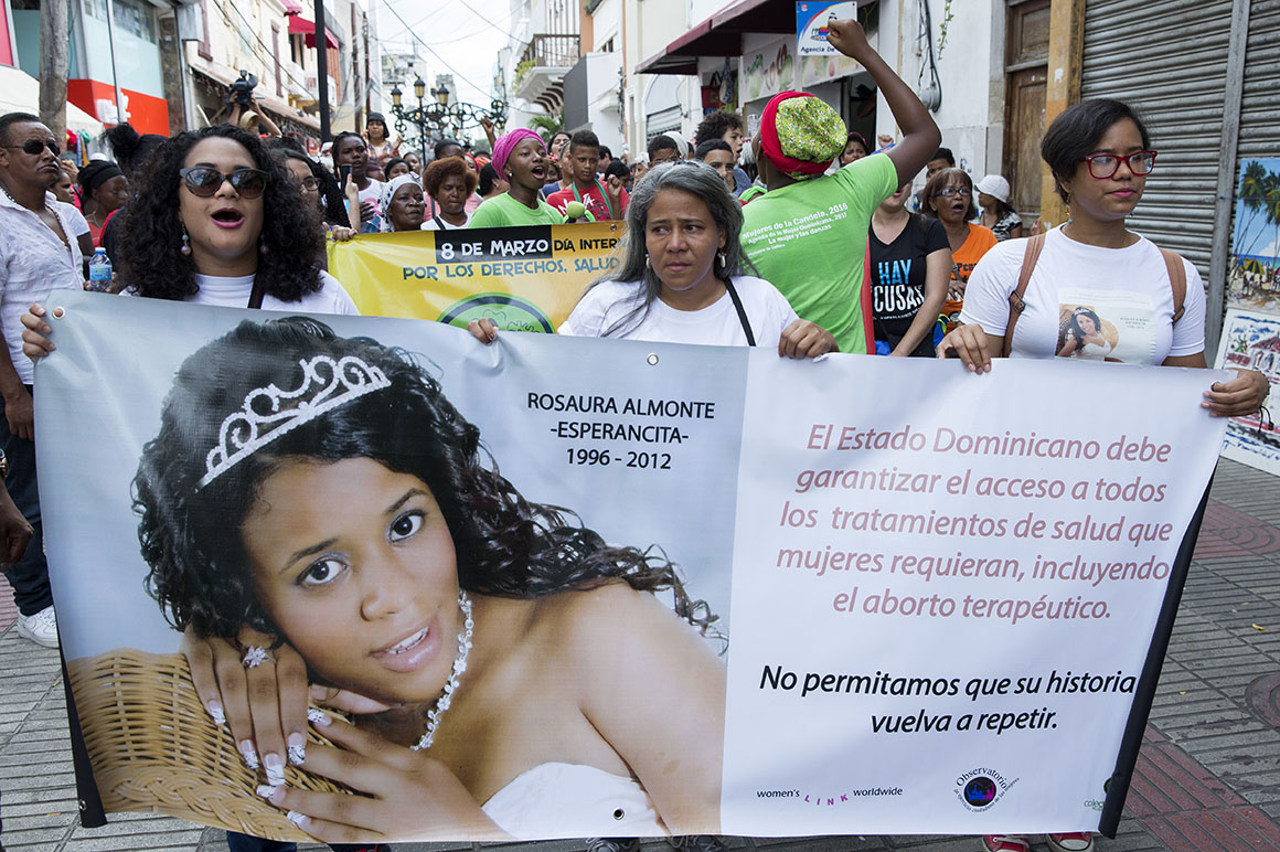 STO04. SANTO DOMINGO (REPÚBLICA DOMINICANA), 18/12/16.- Rosa Almonte Hernández (c), madre de Rosaura Almonte, conocida también como Esperancita, una adolescente de 16 años, que falleció en 2012 de leucemia, debido a que no recibió quimioterapia, porque estaba embarazada, marcha hoy, domingo 18 de diciembre de 2016, junto a cientos de personas por la Zona Colonial, de Santo Domingo (República Dominicana), contra la reciente aprobación de un nuevo Código Penal que ratifica criminalizar el aborto, aunque la concepción sea producto de violación sexual, incesto o haya una formación del feto incompatible con la vida. EFE/Orlando Barría