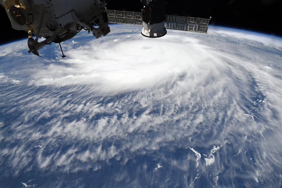 Fotografía divulgada esta madrugada por el astronauta de la NASA Chris Cassidy en donde se aprecia el ojo del huracán Laura visto desde la Estación Espacial Internacional. El huracán Laura tocó tierra esta pasada madrugada cerca de Cameron, en la costa de Louisiana en el Golfo de México, y lo hizo como categoría 4 y vientos de 150 millas por hora (240 km/h). EFE/ Chris Cassidy Nasa