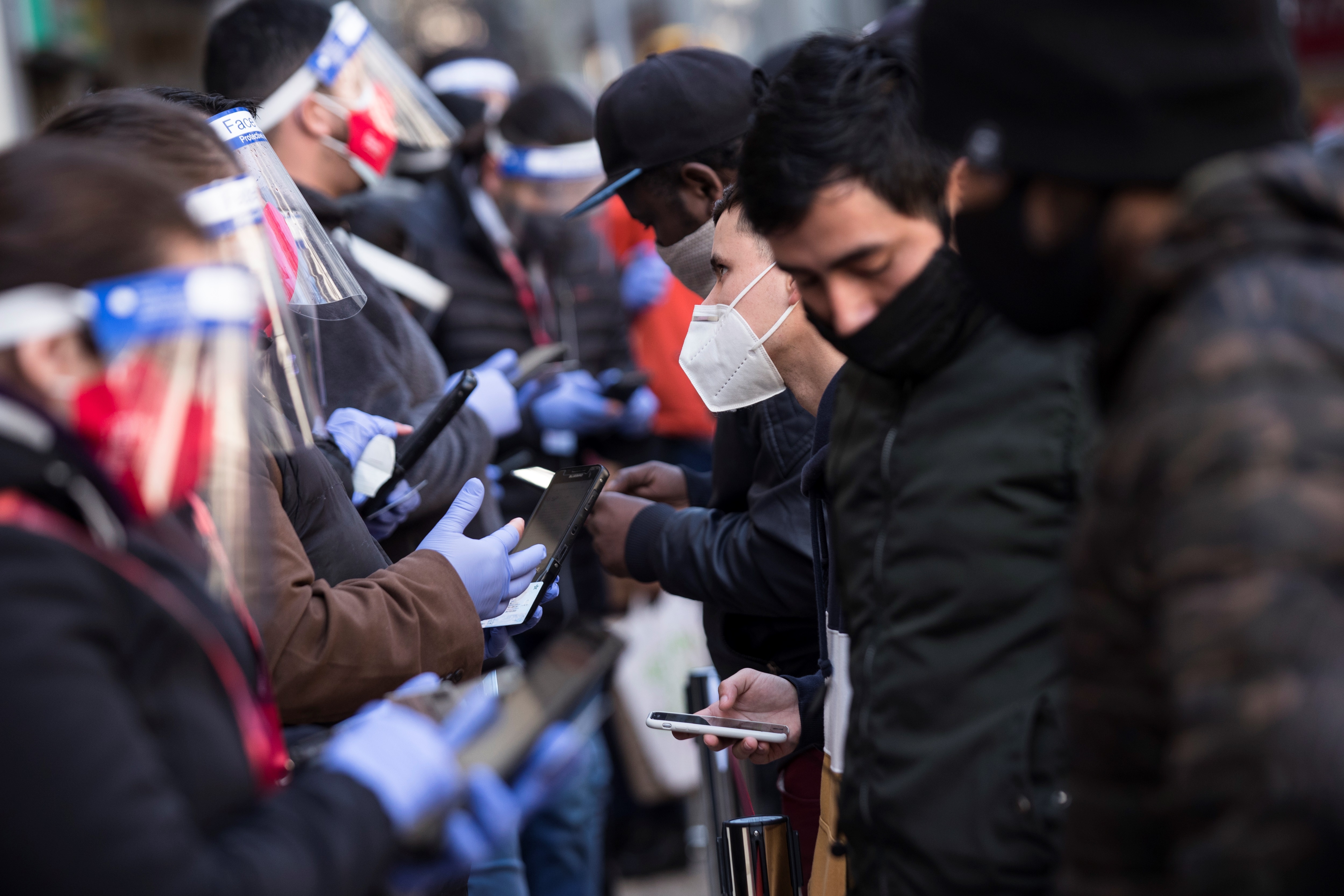 SANTIAGO DE CHILE.- Ciudadanos reciben información mientras hacen fila frente a una de las oficinas de las AFP. EFE/ Alberto Valdés