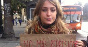 La manifestación apoyaba a la comunidad mapuche, actualmente inmersa en una escalada de violencia en el conflicto que durante años desarrollan frente a las autoridades chilenas por la disputa de los territorios considerados ancestrales y actualmente explotados por empresas de la industria maderera en el sur del país suramericano.