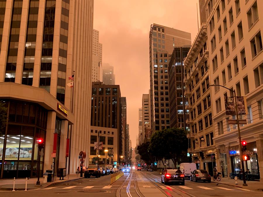 Vista del cielo anaranjado casi rojo que tiñe el ambiente hoy, en San Francisco, California (EE.UU.). El intenso humo de estos días a causa de los incendios declarados en California (EE.UU.) se unió este miércoles a la niebla y cubrió San Francisco con un cielo inédito de un intenso color naranja que recordaba al imaginario del Apocalipsis. EFE/Marc Arcas
