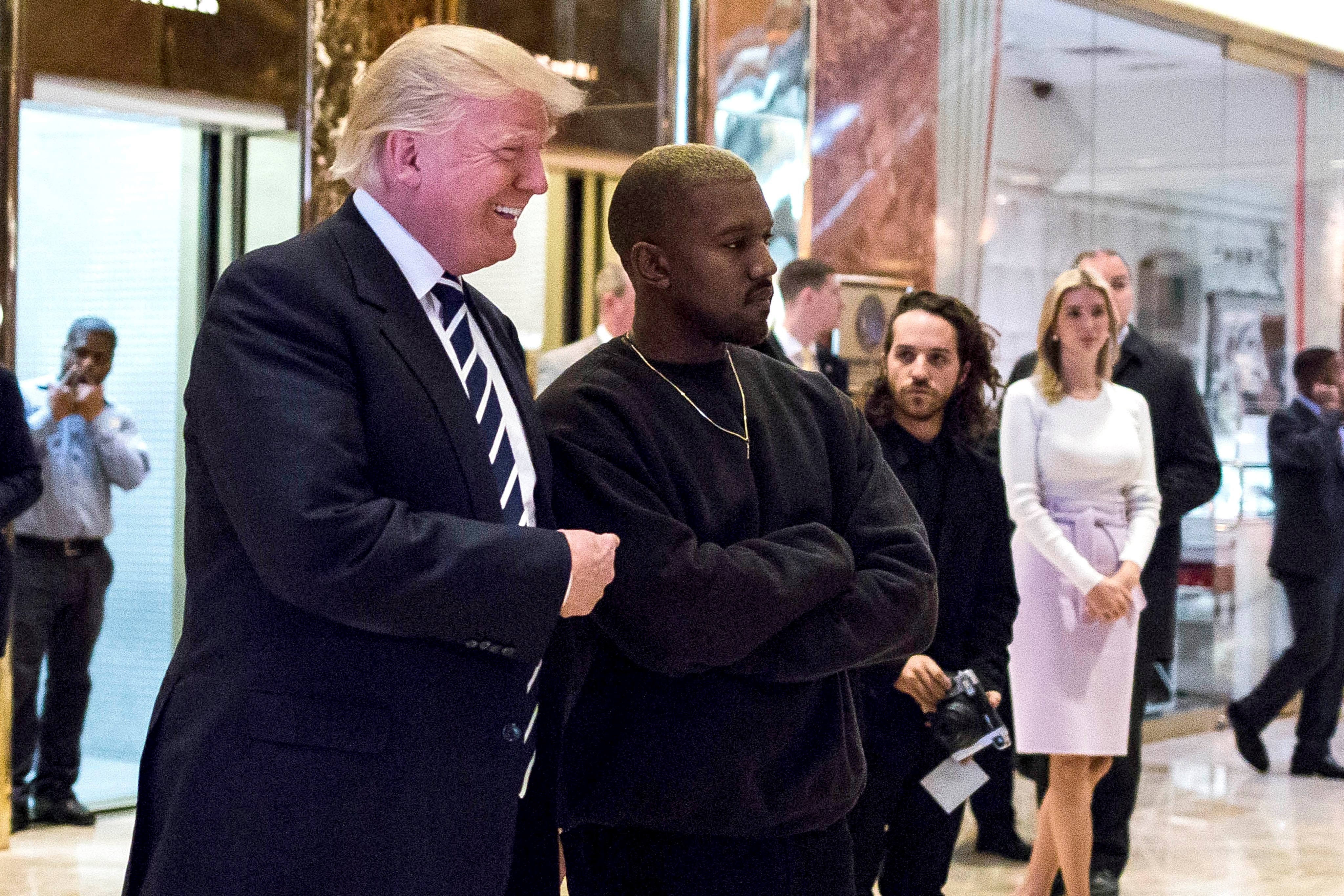 El cantante estadounidense Kanye West (d) posa para la prensa junto al presidente electo de Estados Unidos, Donald Trump (i), en la Trump Tower de Nueva York en 2016 . EFE/John Taggart