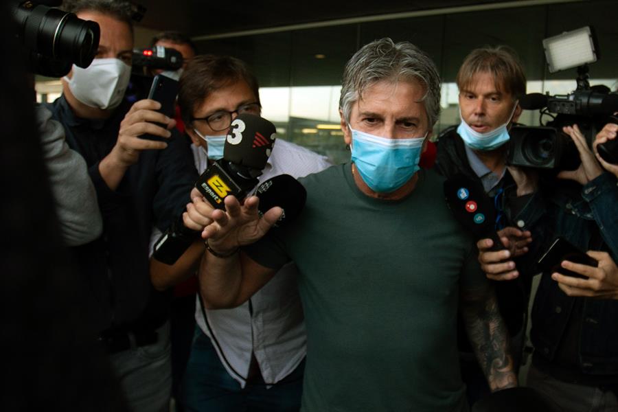 Jorge Messi, padre y agente de Lionel Messi a su llegada a la terminal de vuelos privados del Aeropuerto de Barcelona para reunirse con el presidente del FC Barcelona, Josep Maria Bartomeu y destrabar la salida del delantero del club catalán. EFE/ Enric Fontcuberta