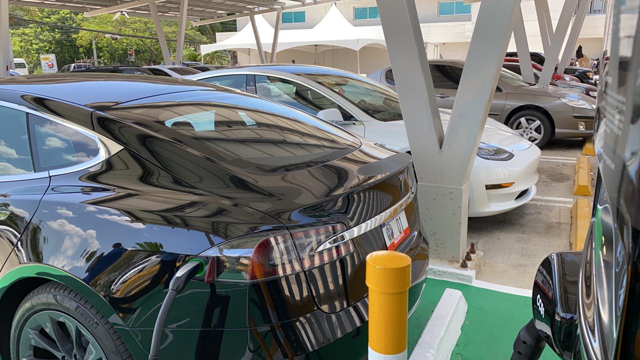El vehículo presidencial eléctrico fue uno de los primeros usuarios de la estación de carga en la sucursal del Banco Popular Dominicano.