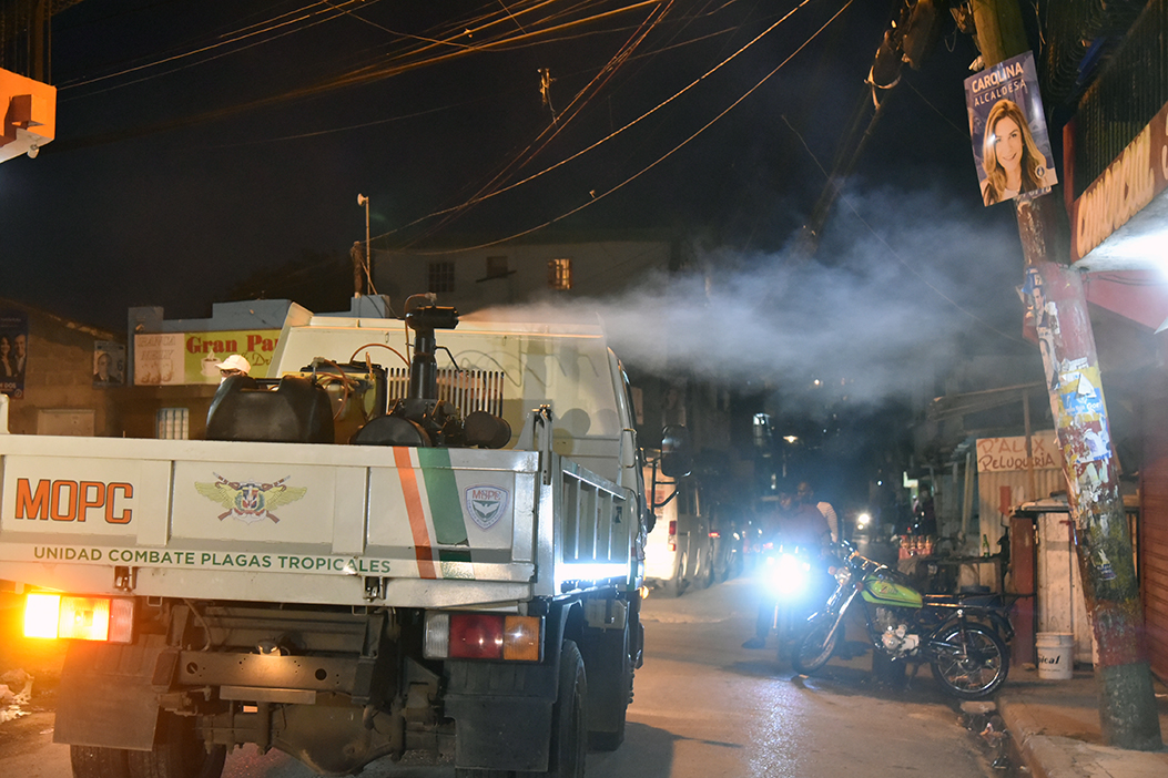 Brigadas continúan con operativo de fumigación y desinfección en barrios La Ciénaga y Guachupita.