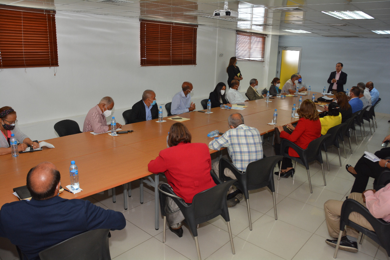 Entre los directores que participaron en la reunión, se encuentran Mártires Montero, Francisco Fernández, Miguel Báez, Guillermo García, Roberto Ovalles, Patria Martínez, Alba Iris Mateo, Hernán Olmos, Elda Gómez, Diógenes Villar, Eduardo Franco, Paola Peguero, entre otros