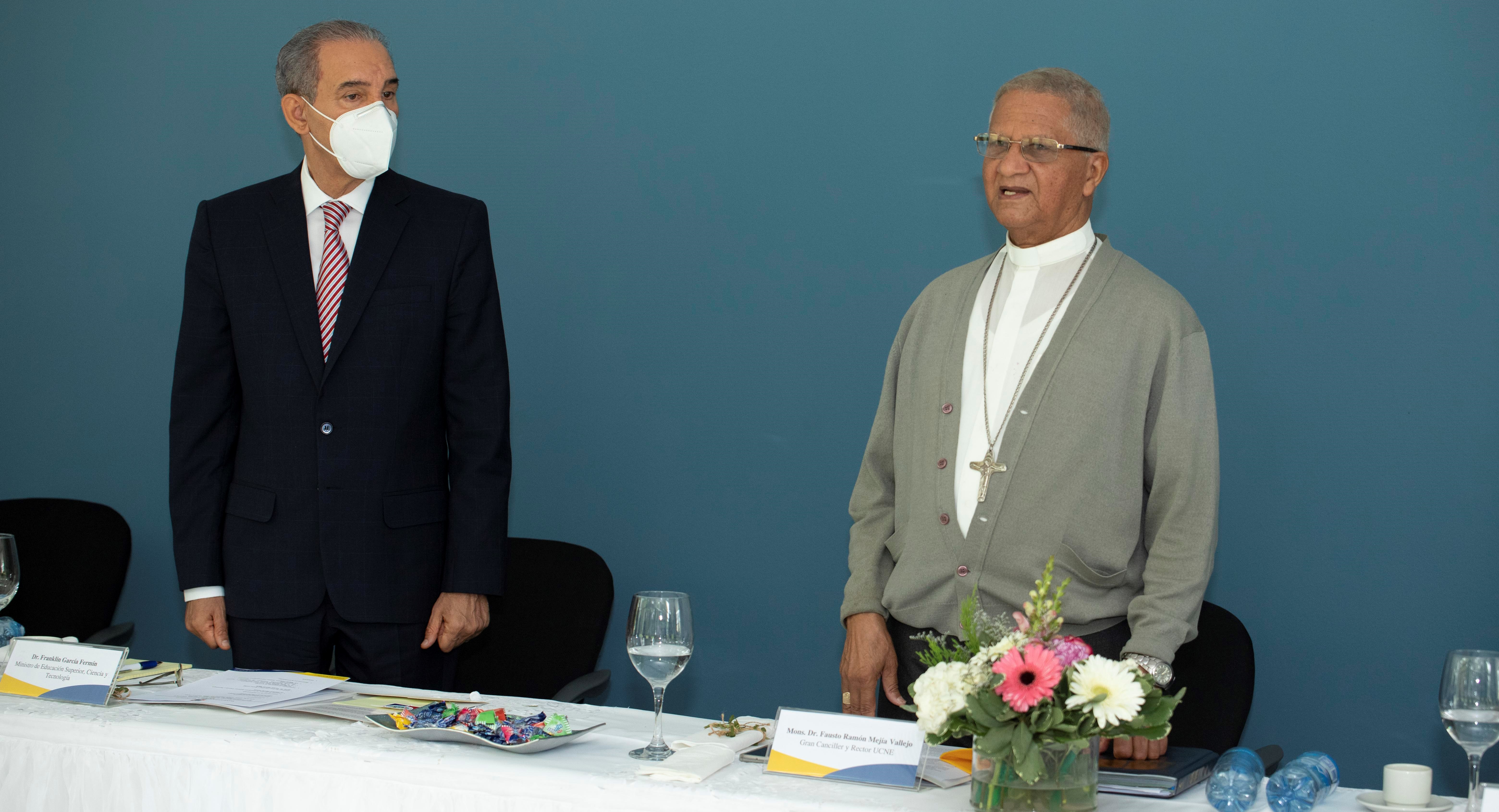El Ministro de Educacion Superior y el Rector de la UCNE
