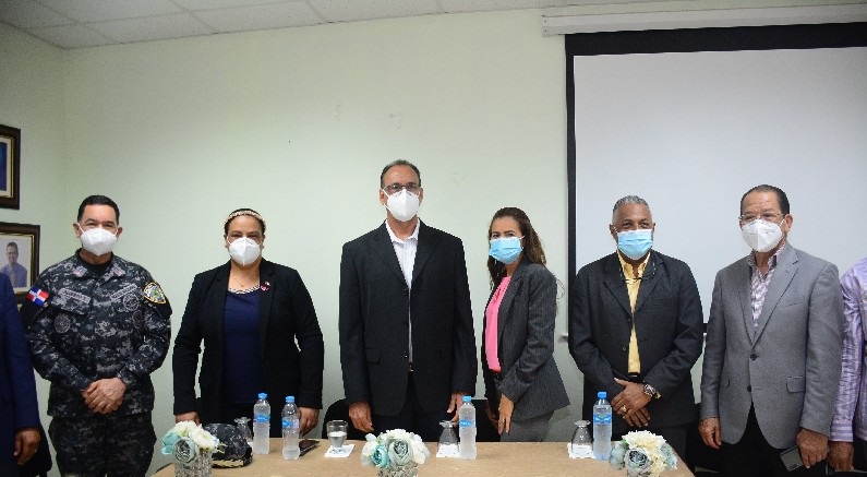 El nuevo director regional de salud junto a autoridades presentes en el acto