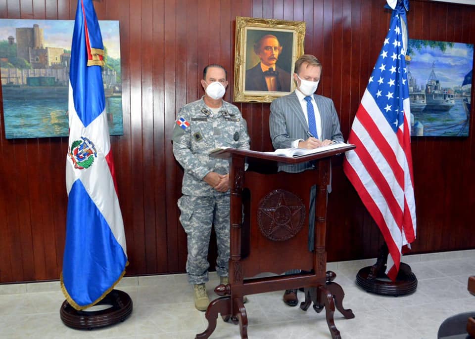 Robert Thomas, Encargado de Negocios de la Embajada de EEUU en República Dominicana mientras firma el Libro de Visitantes Distinguidos en la Armada de RD, acompañado del comandante general de la Armada, vicealmirante Ramón Gustavo Betances Hernández, ARD.