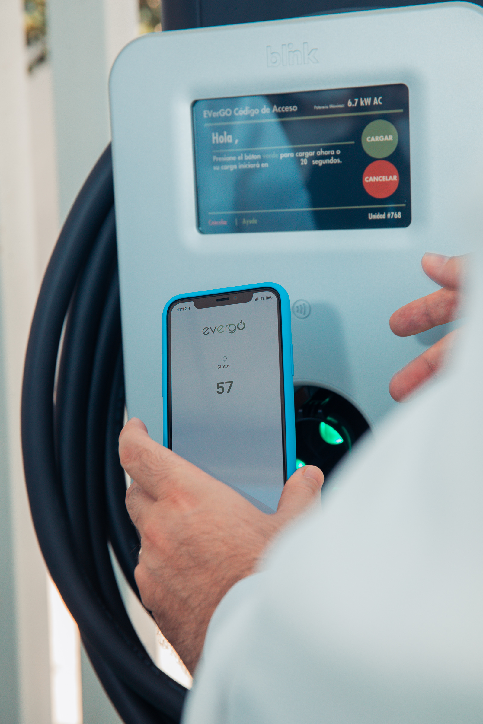 El vehículo presidencial eléctrico fue uno de los primeros usuarios de la estación de carga en la sucursal del Banco Popular Dominicano.