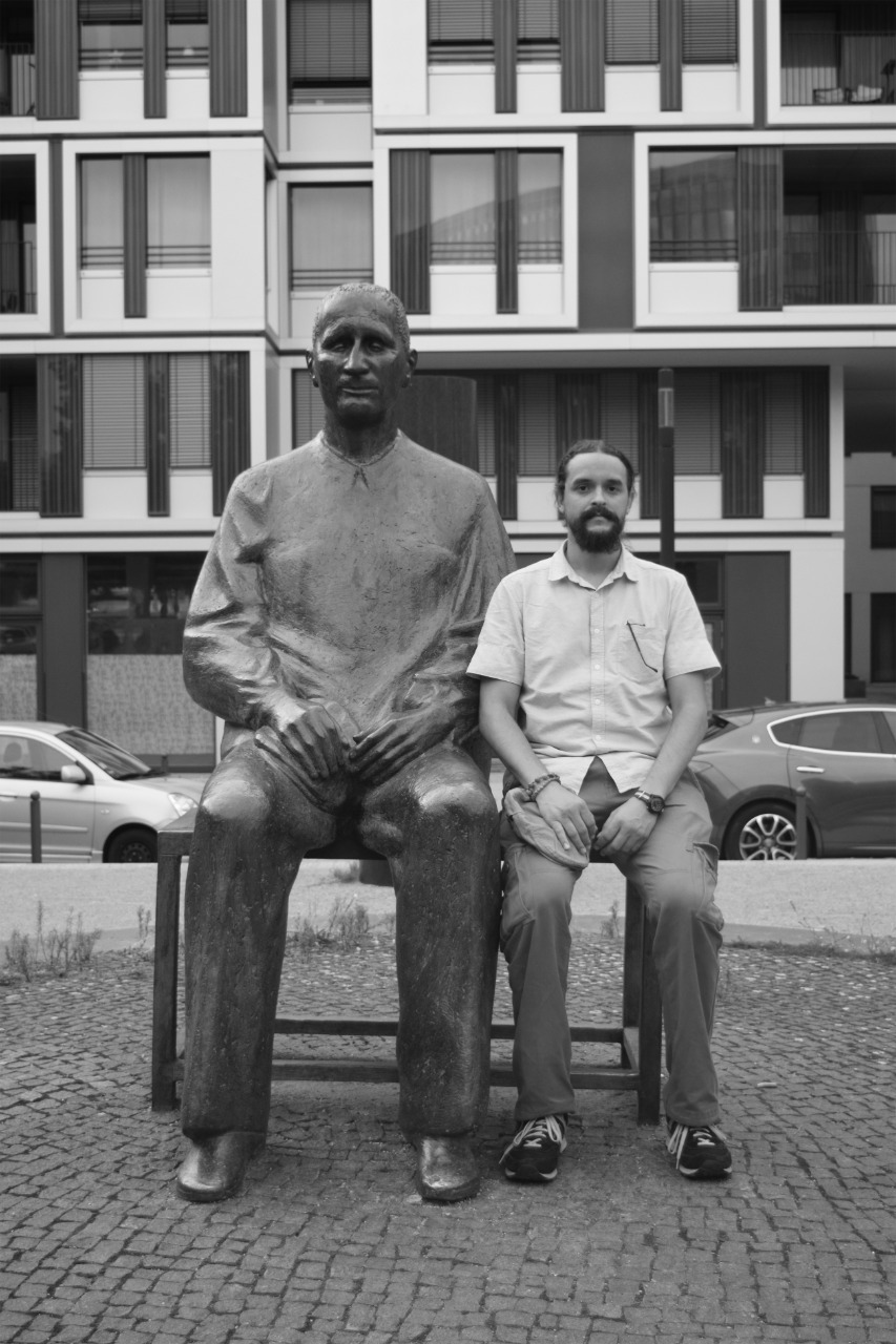 Canek Denis sentado a la estatua de Bertolt Brecht en la Bertolt-Brecht-Platz, Berlín, Alemania. 2017.