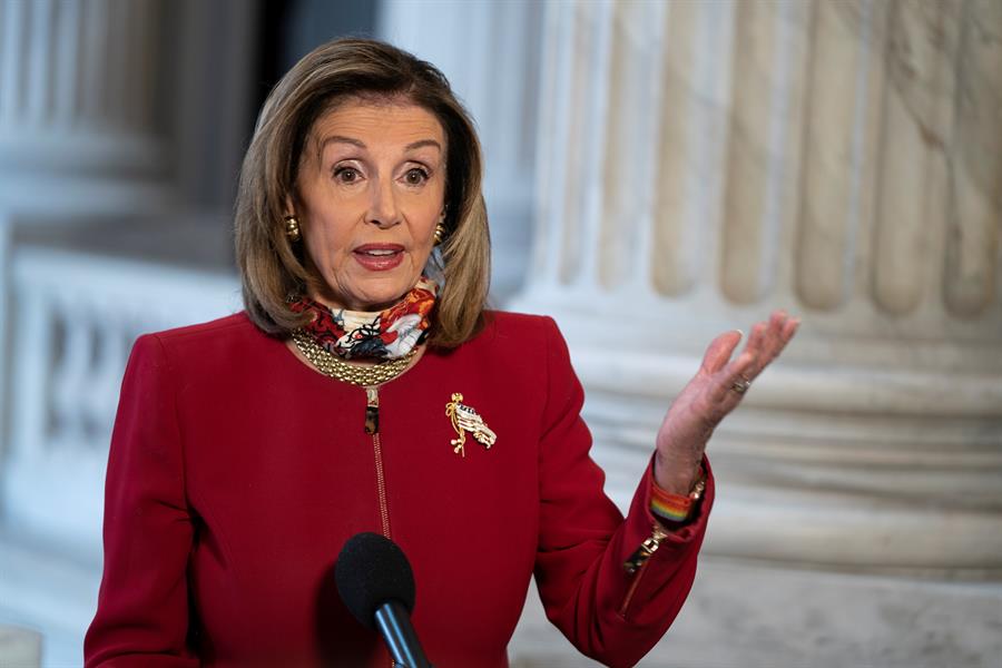 Nancy Pelosi aludió en concreto al presidente ruso, Vládimir Putin, de quien dijo que hay que saber 'qué tiene política, personal y financieramente del presidente' para influir en él. EFE/EPA/ALEX EDELMAN