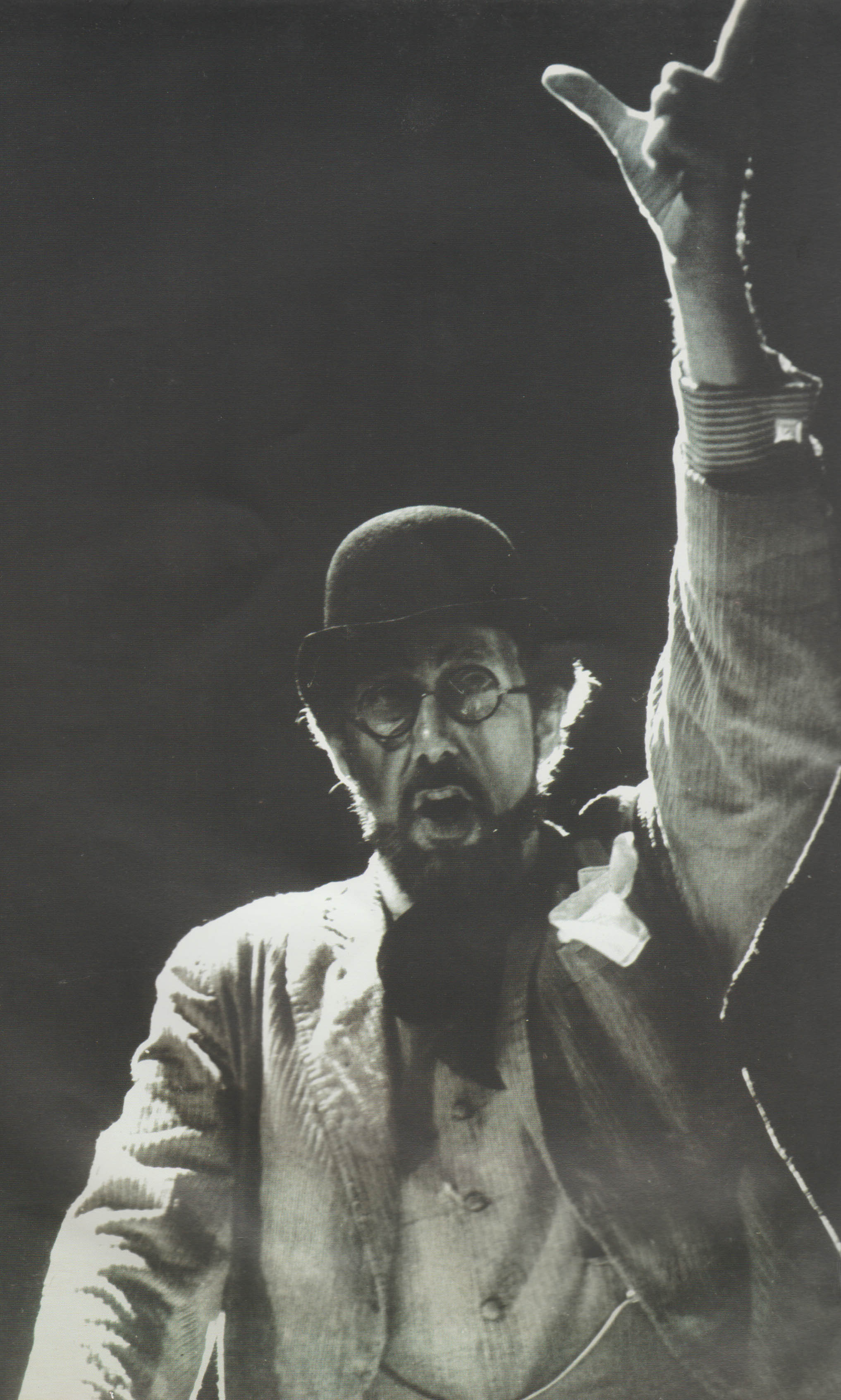 Iván García en escena de la obra de teatro La ópera de los 3 centavos de Bertolt Brecht. 1975. Foto: Max Pou (Detalle). Catálogo: Cien veces Max, Max Pou: cronista visual de una época. (2005). p. 2.