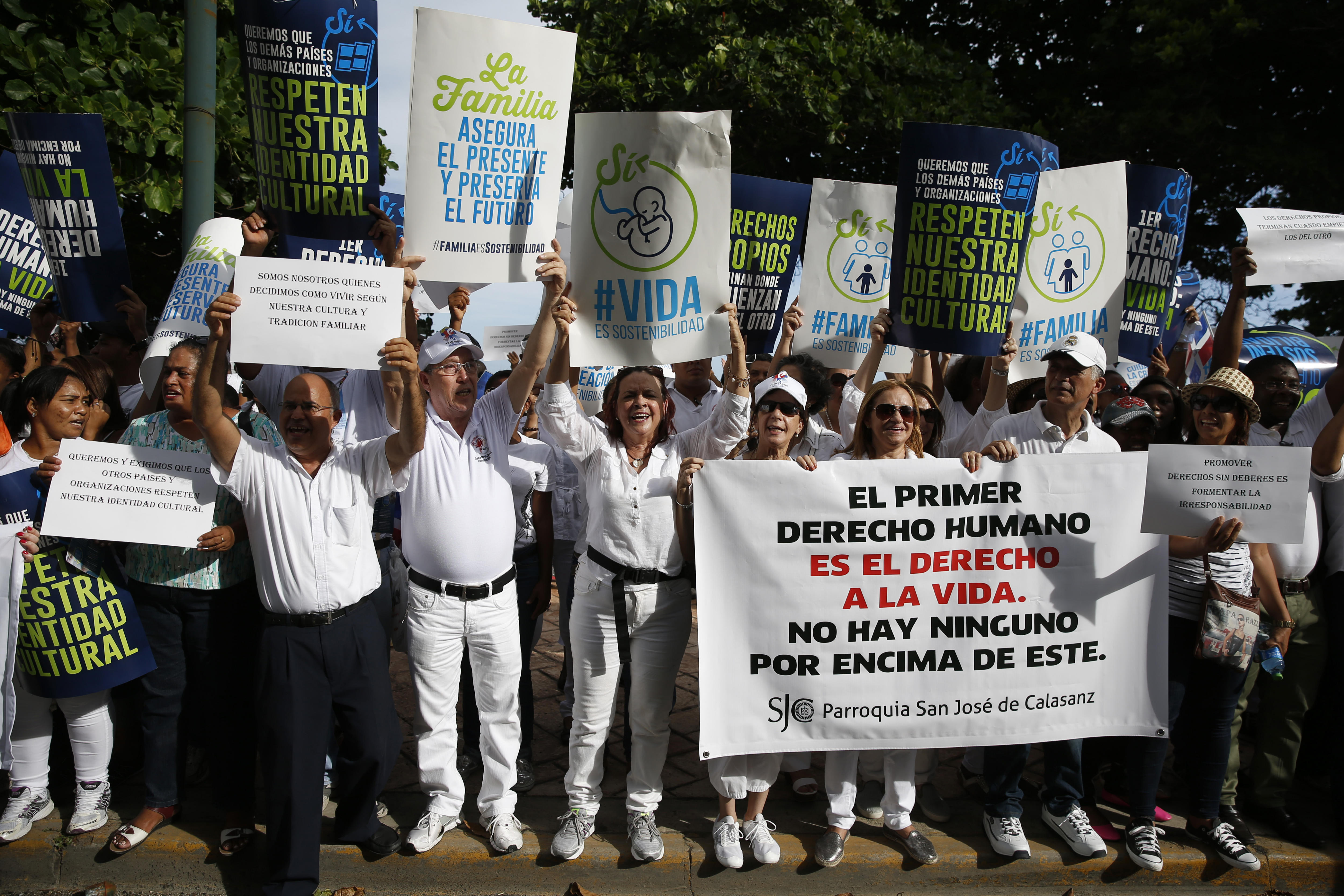 SD01. SANTO DOMINGO (REPÚBLICA DOMINICANA), 11/06/16.- Católicos participan de una manifestación frente a un hotel donde se realiza una actividad de la XLVI Asamblea General Ordinaria de la Organización de Estados Americanos (OEA), domingo 12 de junio de 2016, en Santo Domingo (República Dominicana). El obispo auxiliar de Santo Domingo, Víctor Masalles, convocó a la manifestación, asegurando que la OEA 'busca imponer la agenda internacional a favor de personas LGBT y en contra de familia y de la vida'. EFE/Orlando Barría