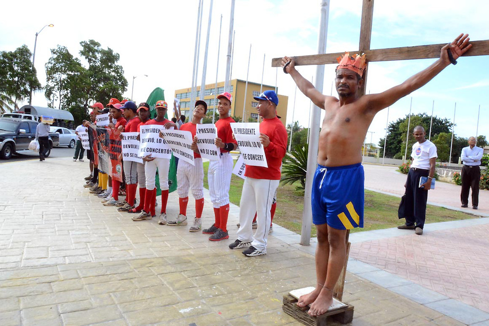 Diversos grupos se congregan frente al Congreso Nacional en espera de que los diputados dominicanos conozcan las observaciones a las modificaciones del Código Penal enviadas al Congreso por parte del presidente de la República Danilo Medina.<br/>Fotos: Carmen Suárez/acento.com.do<br/>Fecha:16/12/2014