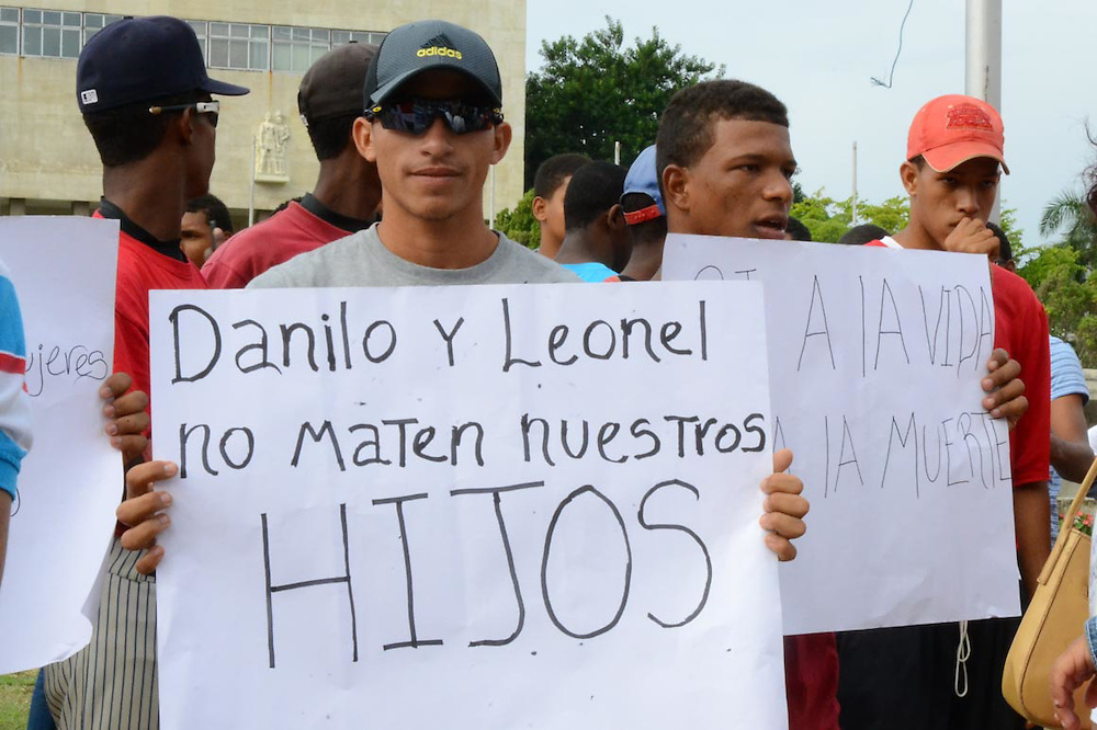 Diversos grupos se congregan frente al Congreso Nacional en espera de que los diputados dominicanos conozcan las observaciones a las modificaciones del Código Penal enviadas al Congreso por parte del presidente de la República Danilo Medina.<br/>Fotos: Carmen Suárez/acento.com.do<br/>Fecha:16/12/2014