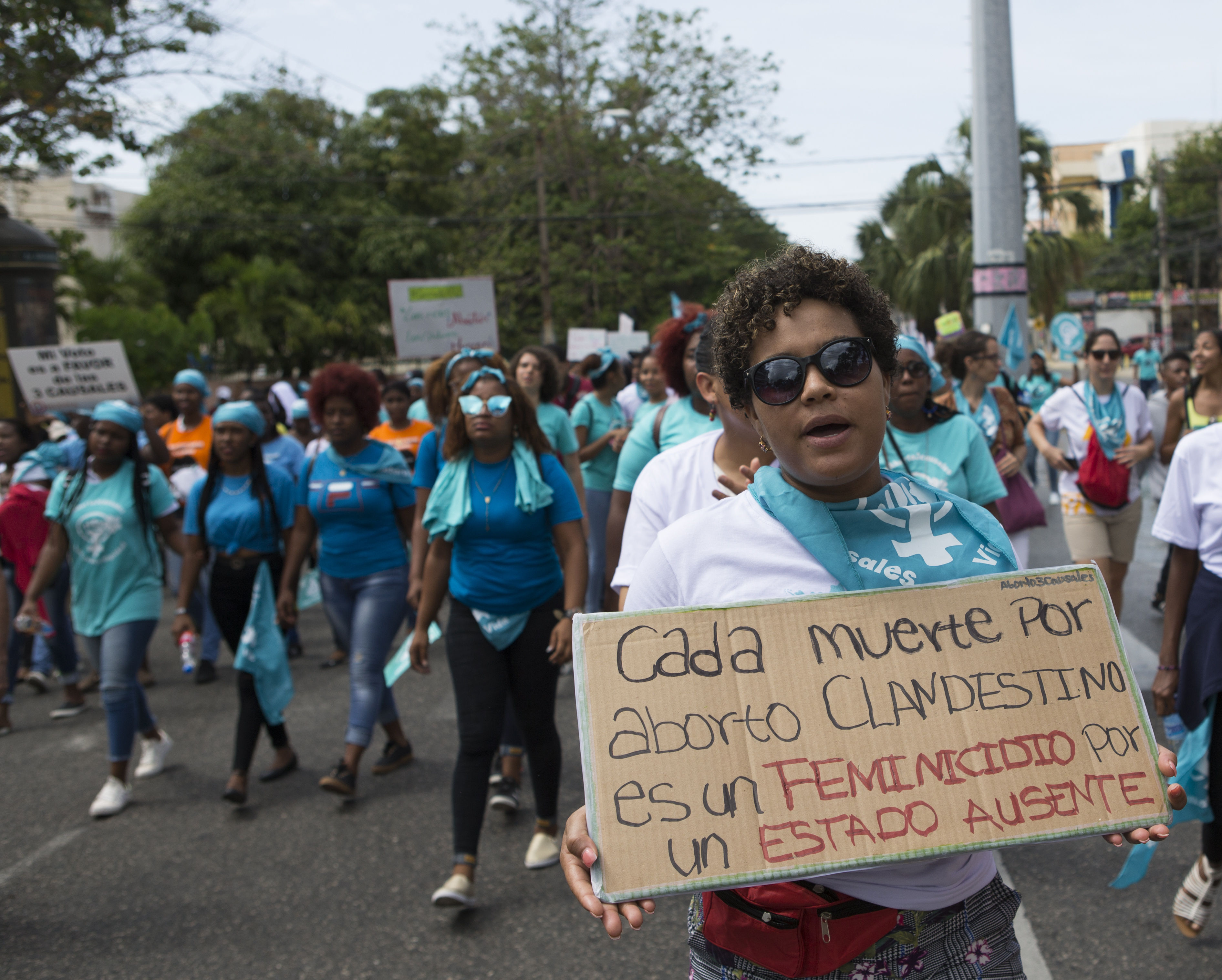STO12. SANTO DOMINGO (R.DOMINICANA). 15/07/18.- Miles de personas participan en la Caminata por la Vida, la Salud y la Dignidad de las mujeres dominicanas para exigir la despenalización del aborto en tres causales, en Santo Domingo (República Dominicana) hoy, domingo 15 de julio de 2018. Los manifestantes pidieron la despenalización cuando la vida de la mujer corre peligro, cuando el embarazo es inviable y cuando es el resultado de una violación o incesto. EFE/Orlando Barría