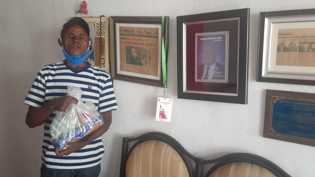  Otro de los beneficiados en los repartos de alimentos a cargo de la Fundaciòn Nelson Abreu