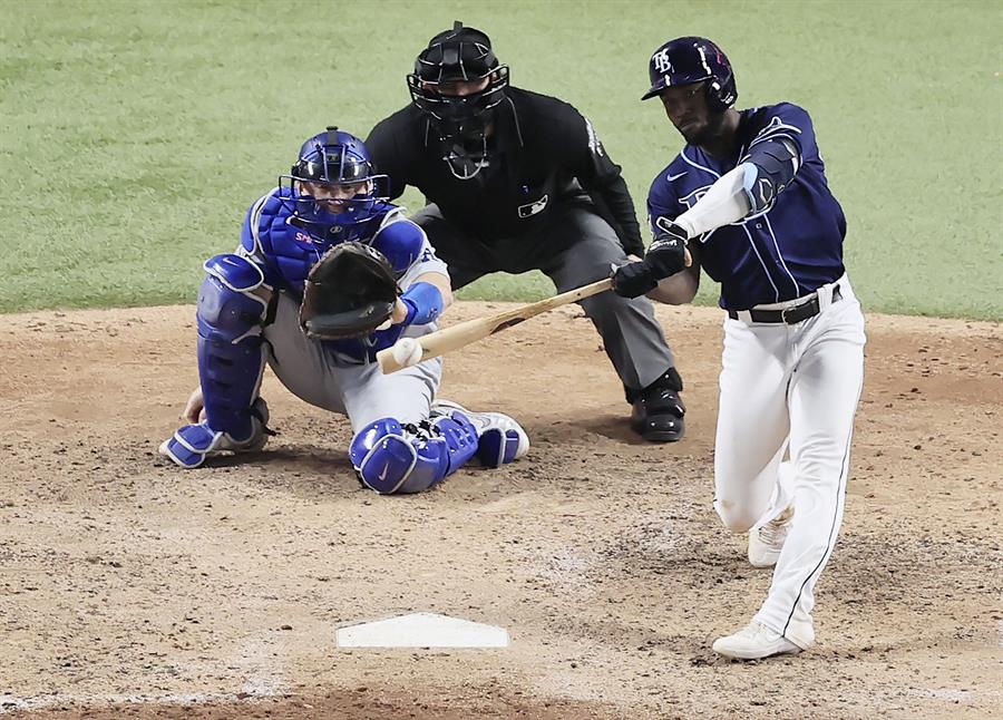Randy Arozarena, jardinero cubano de los Ray de Tampa Bay, fue registrado este sábado al conectarle un sencillo a los Dodgers. EFE/Tannen Maury