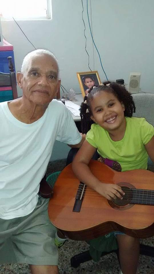 Miguel Pérez, acompañado por familiares