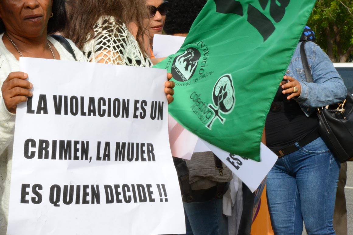 Diversos grupos se congregan frente al Congreso Nacional en espera de que los diputados dominicanos conozcan las observaciones a las modificaciones del Código Penal enviadas al Congreso por parte del presidente de la República Danilo Medina.<br/>Fotos: Carmen Suárez/acento.com.do<br/>Fecha:16/12/2014