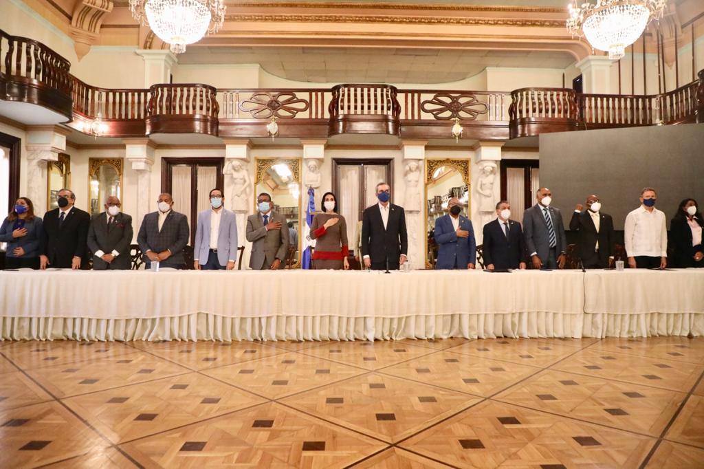  Diputados voceros de los bloques partidarios acompañaron al mandatario en la actividad.