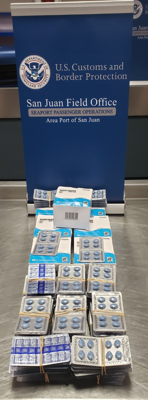 En la gráfica se muestran las pastillas confiscadas al pasajero que llegó desde la República Dominicana a San Juan en Puerto Rico.
