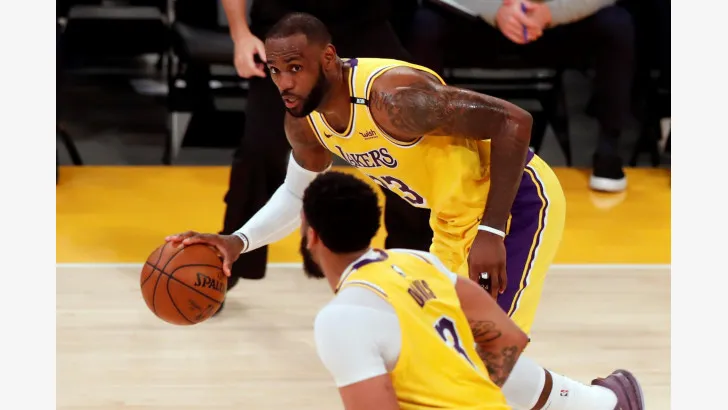  El alero LeBron James (arriba) y el ala-pívot Anthony Davis (abajo), estrellas de los Lakers de Los Ángeles - (California, EE.UU.). EFE/Étienne Laurent
