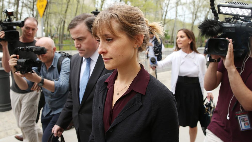 Secta Nxivm: Allison Mack, actriz de la serie Smallville y discípula de Keith Raniere, condenada a 3 años por reclutar mujeres para el grupo - Vimarsana News