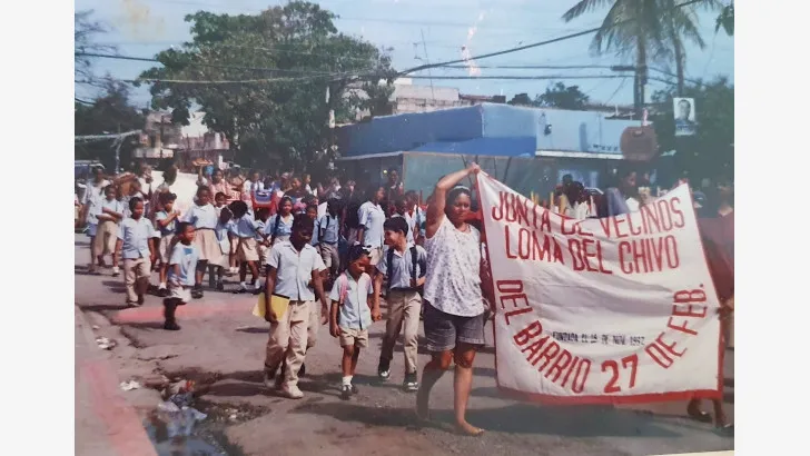 Niños del barrio participan en un desfile de la junta de vecinos.