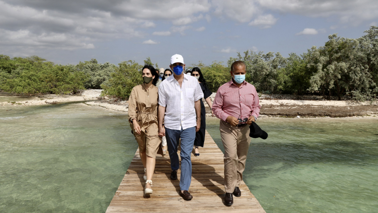 El presidente Abinader y la primera dama en su primera visita a Pedernales después de la toma de posesión.