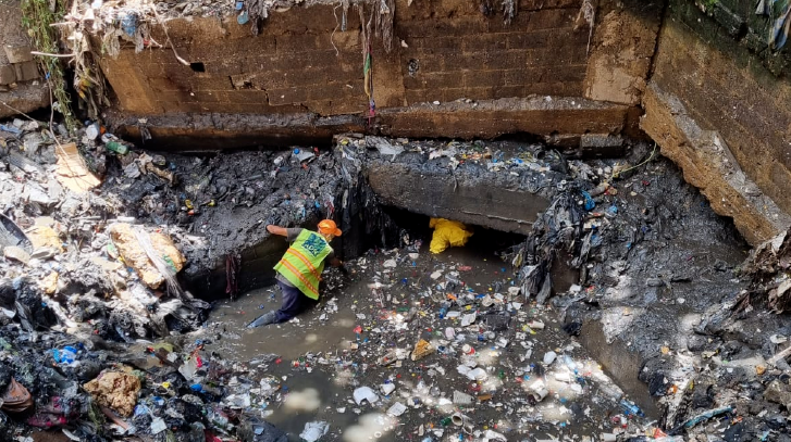 Gran cúmulo de basura dificulta búsqueda de niño arrastrado por cañada - Vimarsana News