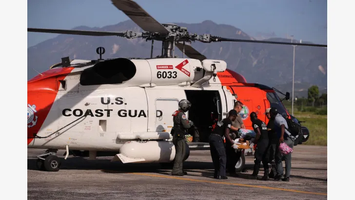  Heridos son trasladados a un helicóptero de rescate de Estados Unidos en el aeropuerto de Les Cayes (Haití). EFE/Orlando Barría