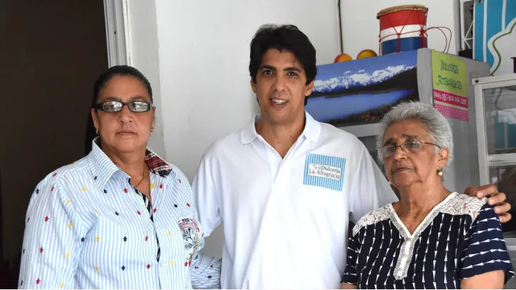  Los hermanos Glenys Altagracia y Antonio -Tony- Guerrero Solimán, junto a su madre Glenys, de la dulcería La Altagracia. (Mery Ann Escolástico).